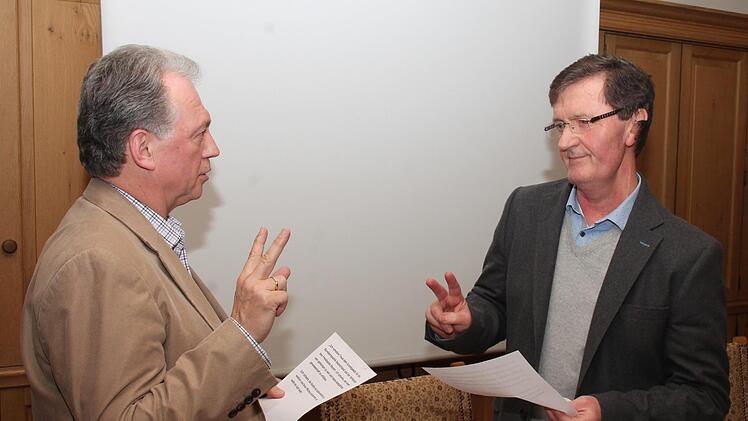 urch den 1. Bürgermeister Hans-Peter Laschka (r.) wurde  auch der neue Marktgemeinderat Harald Bauersachs (links) vereidigt.Foto : Herbert Fischer
