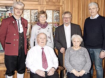 Von links: Rudi Dierauf (Vorsitzender des Musikvereins), Helen Krebs (Tochter), Oswald Moritz (Sohn), Bernhard Storath (B&uuml;rgermeister). sitzend Jubilar Hans Moritz mit seiner Ehefrau Gertrud  Foto: Hartmut Klamm