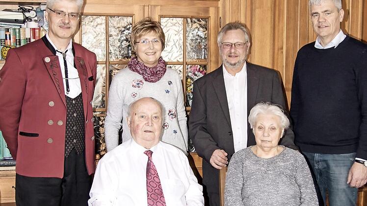 Von links: Rudi Dierauf (Vorsitzender des Musikvereins), Helen Krebs (Tochter), Oswald Moritz (Sohn), Bernhard Storath (B&uuml;rgermeister). sitzend Jubilar Hans Moritz mit seiner Ehefrau Gertrud  Foto: Hartmut Klamm