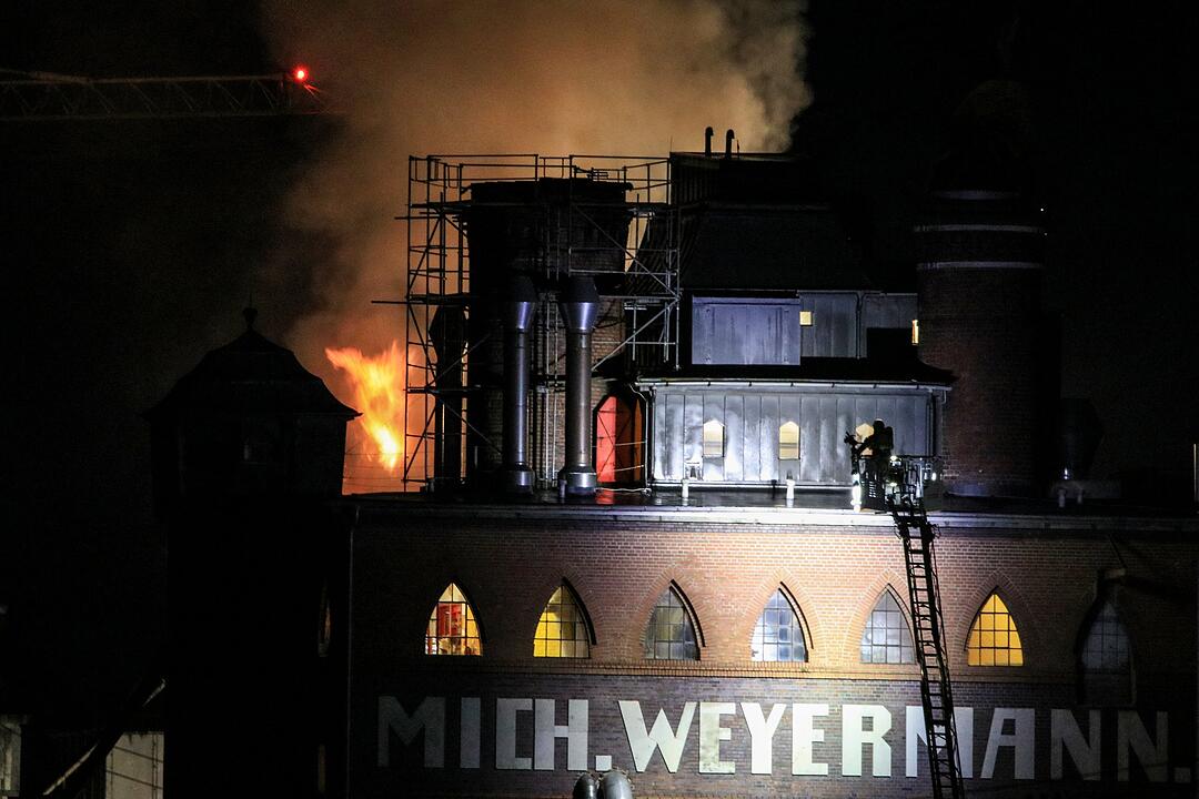 Malzfabrik Weyermann in Bamberg in Flammen: Einsatzkräfte kämpfen stundenlang gegen das Feuer