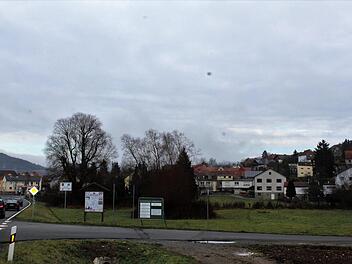 Ein neuer Standort für den Tegut in Nüdlingen ist gefunden.  Es soll in Richtung Tennisplatz gehen. Foto: Werner Vogel