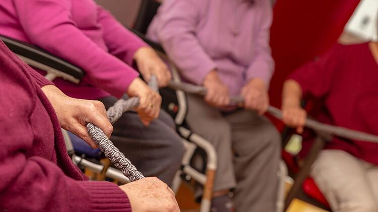 Bei der Alzheimer-Krankheit kommt es zu einem fortschreitenden Absterben von Nervenzellen im Gehirn. "Eine Heilung ist derzeit noch nicht möglich", sagt der Erlangen Professor Peter Kolominsky-Rabas. Stephan Großmann