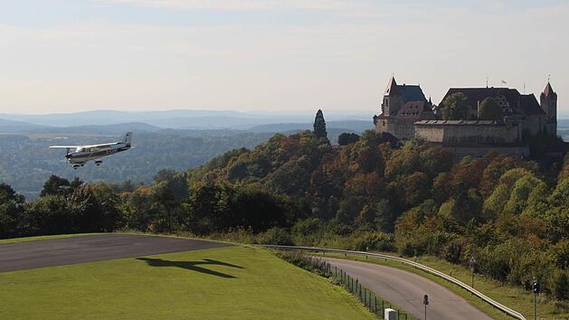 Starten und Landen im Schatten der Veste Coburg: der Flugplatz auf der Brandensteinsebene.Foto: Simone Bastian