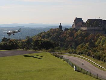Starten und Landen im Schatten der Veste Coburg: der Flugplatz auf der Brandensteinsebene.Foto: Simone Bastian