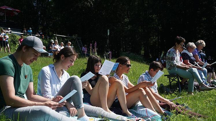 Erst wandern, dann singen und beten. Der Berggottesdienst am Neustädter  Haus lud zum Verweilen in der Natur ein. Marion Eckert