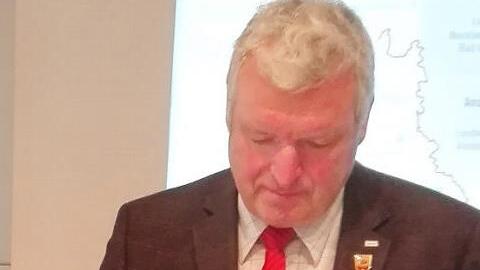 Der Eberner B&uuml;rgermeister J&uuml;rgen Hennemann hat den Pakt zur nachhaltigen Beschaffung unterzeichnet.  Foto: Janina Reuter-Schad