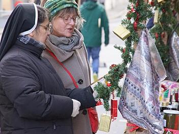 H&uuml;bsches kaufen und Gutes tun: Beides lie&szlig; sich verbinden am Stand der Franziskusschwestern von Vierzehnheiligen. Mit dem Erl&ouml;s werden karitative Projekte unterst&uuml;tzt. Fotos: Mario Deller