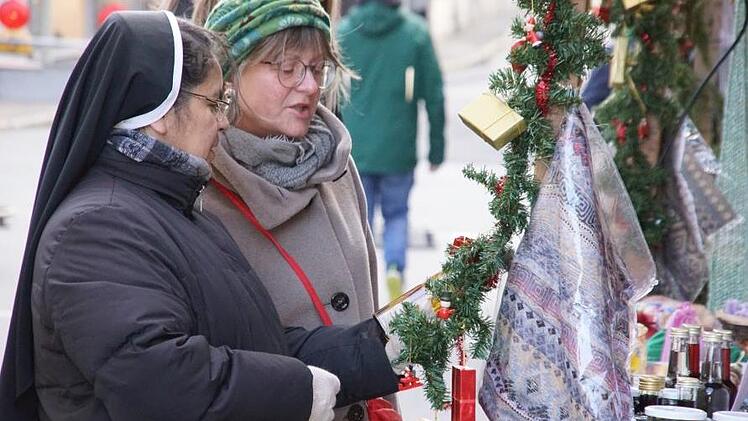 H&uuml;bsches kaufen und Gutes tun: Beides lie&szlig; sich verbinden am Stand der Franziskusschwestern von Vierzehnheiligen. Mit dem Erl&ouml;s werden karitative Projekte unterst&uuml;tzt. Fotos: Mario Deller