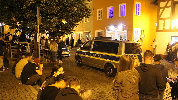 Die Polizei zeigte schon am frühen Abend Präsenz. Foto: Sonny Adam