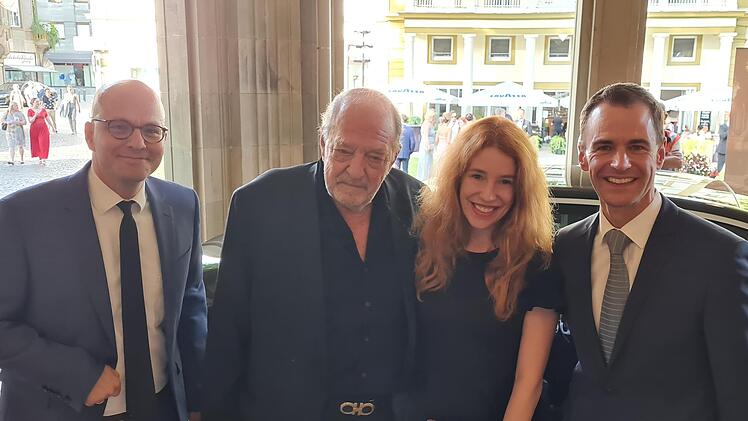 Ralph Siegel (2. von links) mit seiner Frau Laura und Oberbürgermeister Dirk Vogel (links) und Intendant Alexander Steinbeis (rechts). Foto: Susanne Will