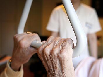 Stadtsteinach: Beklaut und vernachl&auml;ssigt - Tatverd&auml;chtigter Pflegedienst mit Haftbefehl gesucht