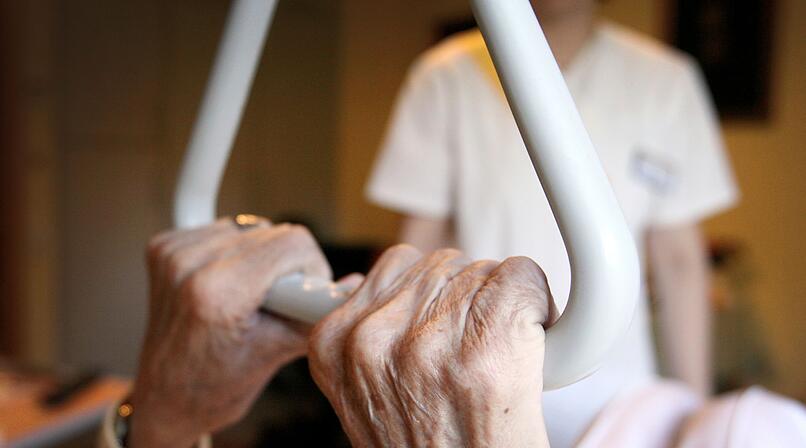 Stadtsteinach: Beklaut und vernachl&auml;ssigt - Tatverd&auml;chtigter Pflegedienst mit Haftbefehl gesucht