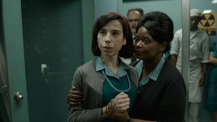 Die stumme Elisa (Sally Hawkins) und ihre redselige Kollegin Zelda (Octavia Spencer) gehen ihrer eint&ouml;nigen Arbeit in der geheimen Forschungseinrichtung nach.