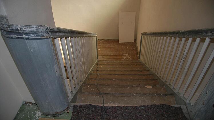 Der Treppenaufgang in die Privatwohnung wird abgeschliffen und dann neu lackiert.