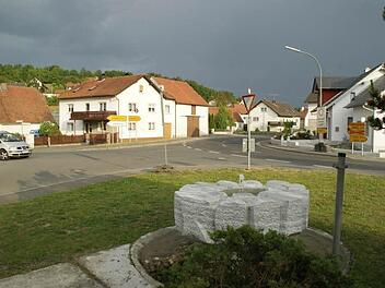 Kirchaich wird in den nächsten Jahren der Dorferneuerungs-Schwerpunkt von Oberaurach. Die aktuellen Planungen wurden in der Bürgerversammlung am Mittwoch vorgestellt. Dabei wird der Bereich Bamberger Straße/Lembacher Straße/Mühlweg umgestaltet. Foto: Sabine Weinbeer