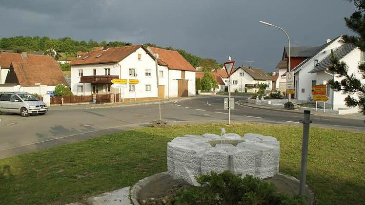 Kirchaich wird in den nächsten Jahren der Dorferneuerungs-Schwerpunkt von Oberaurach. Die aktuellen Planungen wurden in der Bürgerversammlung am Mittwoch vorgestellt. Dabei wird der Bereich Bamberger Straße/Lembacher Straße/Mühlweg umgestaltet. Foto: Sabine Weinbeer
