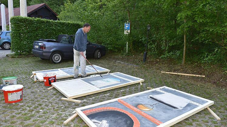 Auch im Hintergrund arbeiten viele fleißige Helfer, zum Beispiel Bühnenmaler Rainer Schirmer. Foto: Gabi Arnold