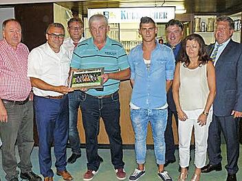 Vorsitzender Stefan Kollerer überreichte Spielleiter und Platzwart Dieter Knoll ein Mannschaftsfoto des Kreisliga-Aufsteiger-Teams 2014/15. Mit im Bild (von links) Zweiter Bürgermeister Alfred Kolenda, Stefan Kollerer, Sparkassen-Geschäftsstellenleiter Peter Sandler, Dieter Knoll, Alexander Schuberth vom Meisterteam, Landrat Klaus Peter Söllner, Karin Thomas von der JFG Oberland und stellvertretender FC-Vorsitzender Wilhelm Michel.  Foto: Klaus-Peter Wulf
