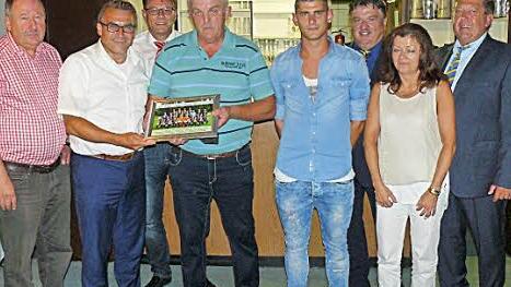 Vorsitzender Stefan Kollerer überreichte Spielleiter und Platzwart Dieter Knoll ein Mannschaftsfoto des Kreisliga-Aufsteiger-Teams 2014/15. Mit im Bild (von links) Zweiter Bürgermeister Alfred Kolenda, Stefan Kollerer, Sparkassen-Geschäftsstellenleiter Peter Sandler, Dieter Knoll, Alexander Schuberth vom Meisterteam, Landrat Klaus Peter Söllner, Karin Thomas von der JFG Oberland und stellvertretender FC-Vorsitzender Wilhelm Michel.  Foto: Klaus-Peter Wulf