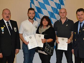 Bei der Jahreshauptversammlung der Reservistenkameradschaft Reiterswiesen wurden einige Mitglieder für ihre langjährige Vereinszugehörigkeit geehrt. Unser Bild zeigt dabei (von links) Armin Deubert, Andre Röder, Carmen Ziebell, Michael Ziegler und Klaus Lutz. Foto: Nicolas Thoma