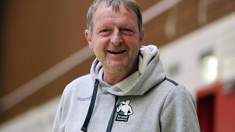 Gut gelaunt ist Coach Ulf Schabacker am Sonntagabend nur, wenn seine Damen bei den Rhein-Main Baskets einen Ausw&auml;rtssieg eingefahren haben. Foto: sportpress