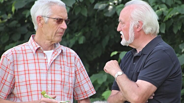 Jupp Schröder (rechts) beriet die Gartenfreunde, hier Alfred Neugebauer.