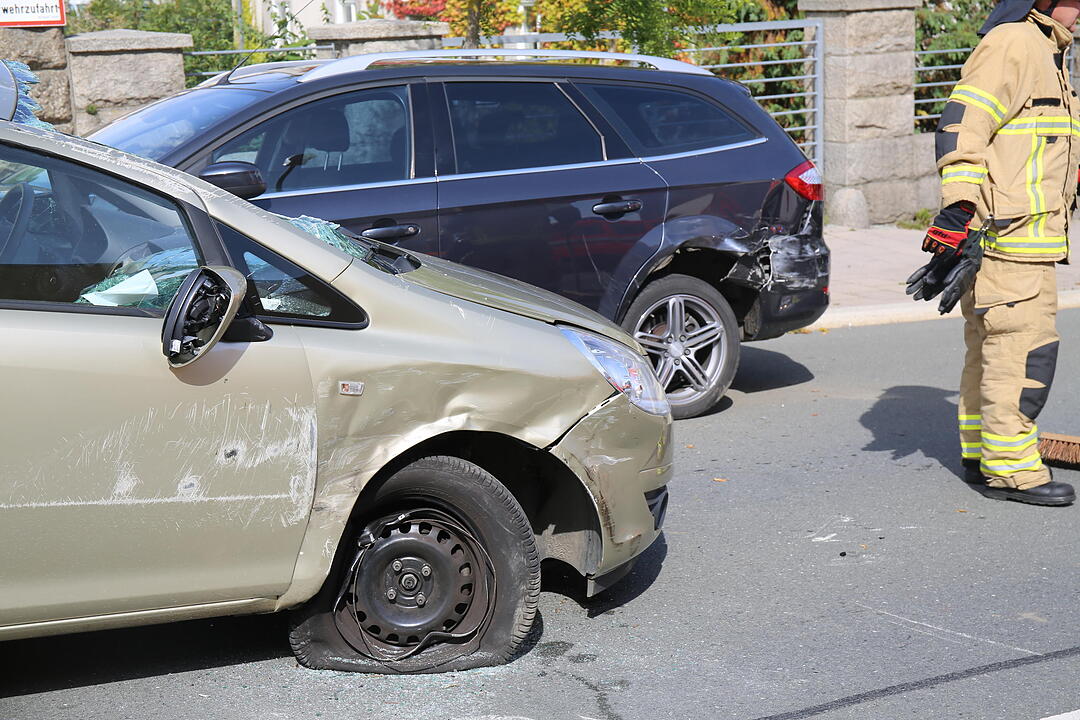 Hof: Autofahrerin kracht in geparktes Fahrzeug und wird schwer verletzt