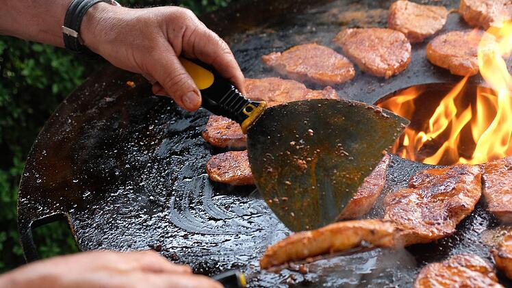 Es gab aber auch Fleisch. Foto: Gerd Schaar