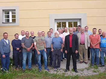 Die Feldgeschworenen der Stadt Ludwigsstadt mit ihren Stadtteilen nahmen an einer Fortbildung teil. Mit im Bild der Ehrenvorsitzende der Feldgeschworenenvereinigung Landkreis Kronach, Willi Rentsch (Fünfter von rechts), Bürgermeister Timo Ehrhardt (Achter von rechts) und der Leiter des ADBV Kronach, Vermessungsoberrat Fritz Pohl (Neunter von rechts) zugleich Kursleiter.  Foto: Karl-Heinz Hofmann