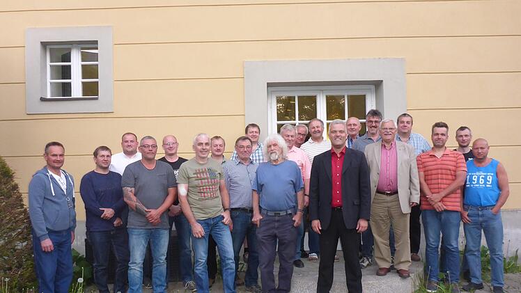 Die Feldgeschworenen der Stadt Ludwigsstadt mit ihren Stadtteilen nahmen an einer Fortbildung teil. Mit im Bild der Ehrenvorsitzende der Feldgeschworenenvereinigung Landkreis Kronach, Willi Rentsch (Fünfter von rechts), Bürgermeister Timo Ehrhardt (Achter von rechts) und der Leiter des ADBV Kronach, Vermessungsoberrat Fritz Pohl (Neunter von rechts) zugleich Kursleiter.  Foto: Karl-Heinz Hofmann