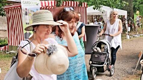 Diese Dame hat die Qual der Wahl. An Angeboten von flotten Damenhüten mangelte es jedenfalls nicht.