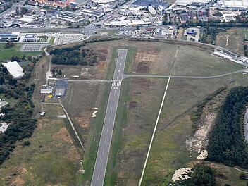 Für Brose (Gebäude links oben) wären durch das Instrumentenflug-Verfahren Starts und Landungen am Sonderlandeplatz Breitenau planbarer. Foto: Ronald Rinklef
