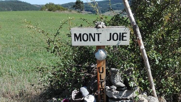 Ein Berg ausgelatschter Schuhe am Wegesrand.Robert Reuscher