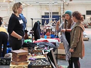 Auf großes Interesse stieß der Flohmarkt. Im Nachgang zu der Veranstaltung konnte nun eine stattliche Spende von 1200 Euro an die Initiative "Xarito Senegal" übergeben werden.  Foto: Katrin Geyer