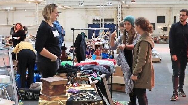 Auf großes Interesse stieß der Flohmarkt. Im Nachgang zu der Veranstaltung konnte nun eine stattliche Spende von 1200 Euro an die Initiative "Xarito Senegal" übergeben werden.  Foto: Katrin Geyer