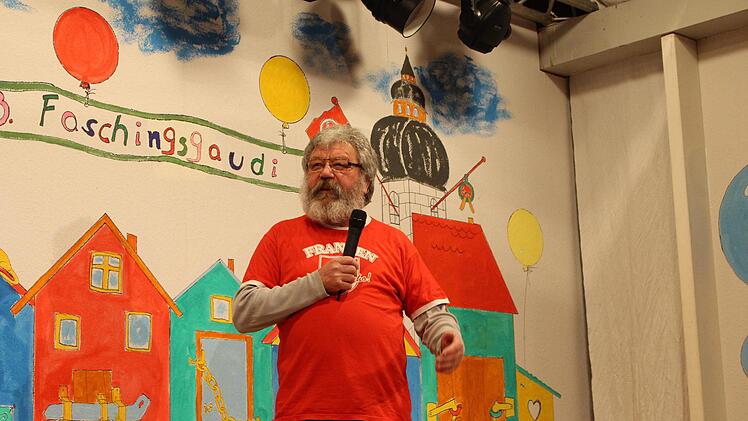 "Geschlossene Gesellschaft” - verriegelt, verkettet, geschlossen - und ihr Schöpfer Hans Singer     Foto: Evi Seeger