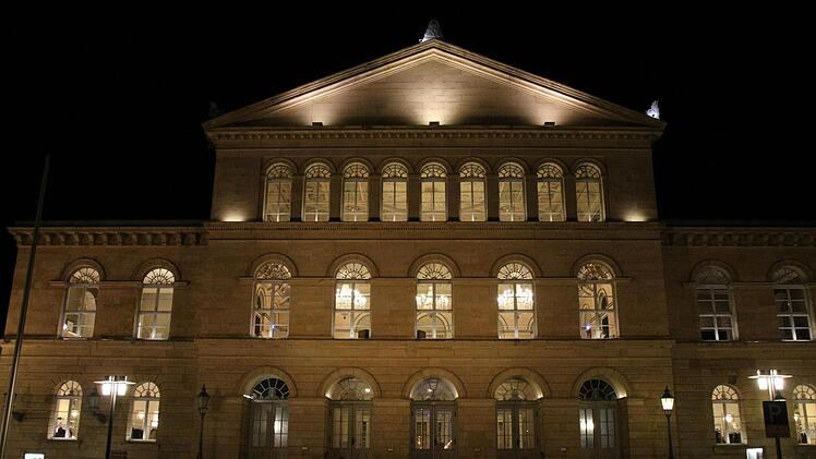 Leuchtet: das Coburger Landestheater am Mittwochabend. Foto: Simone Bastian
