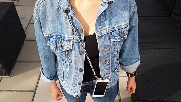 Nicht nur stylisch, sondern auch ziemlich praktisch: inFranken.de hat Handyketten getestet und stellt die beliebtesten vor. Foto: Tobias Utz