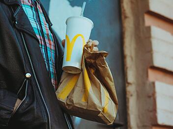 Drohen bei "Burger King", "McDonalds" & Co. bald Streiks? Symbolfoto: Andrew Herachenko/unsplash.com