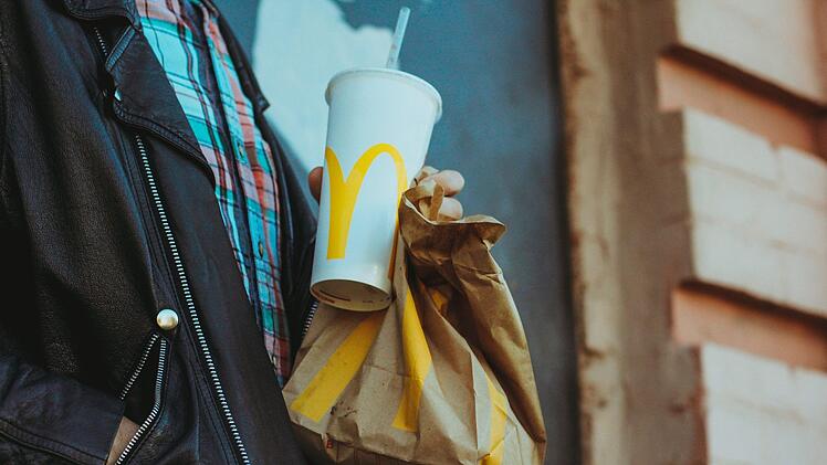 Drohen bei "Burger King", "McDonalds" & Co. bald Streiks? Symbolfoto: Andrew Herachenko/unsplash.com