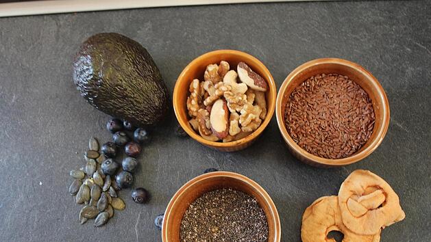 Avocado (hinten links) und Chiasamen (Sch&uuml;ssel vorne) sind total im Trend, lassen sich aber einfach durch regionale Produkte ersetzen.
