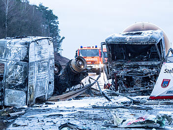 Vollsperre auf A3 bei Geiselwind: Zwei Lastwagen nach Unfall in Brand - Fahrer stirbt