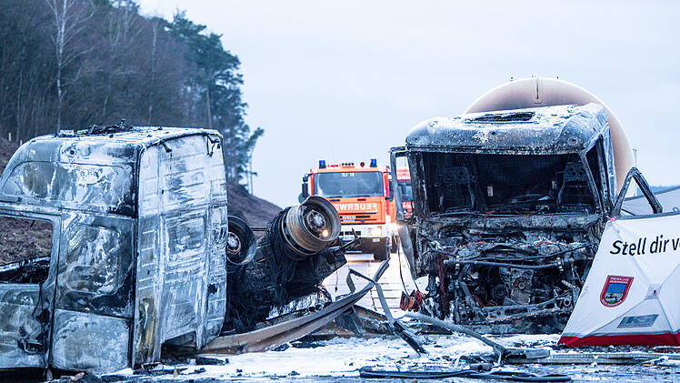 Vollsperre auf A3 bei Geiselwind: Zwei Lastwagen nach Unfall in Brand - Fahrer stirbt