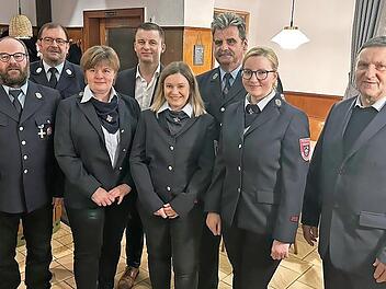 Der neue Vorstand der Förtschendorfer Wehr mit (von links) dem scheidenden Vorsitzenden Stefan Hofmann, Klaus Dressel, der neuen Vorsitzenden Sabine Lang, Bürgermeister Stefan Heinlein, Schriftführerin Kathrin Kimpel, dem Zweiten Vorsitzende Hans...