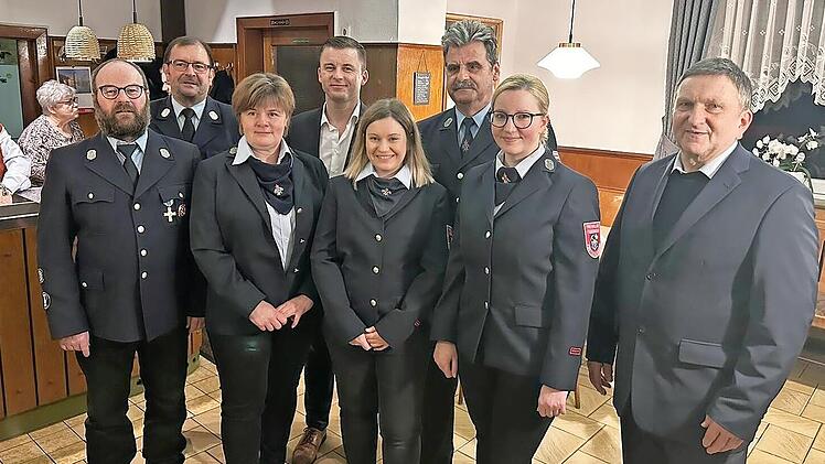 Der neue Vorstand der Förtschendorfer Wehr mit (von links) dem scheidenden Vorsitzenden Stefan Hofmann, Klaus Dressel, der neuen Vorsitzenden Sabine Lang, Bürgermeister Stefan Heinlein, Schriftführerin Kathrin Kimpel, dem Zweiten Vorsitzende Hans...