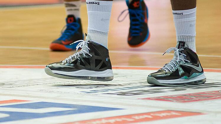 Über seine Schuhe hatte Frank Robinson vor dem Spiel abstimmen lassen. Foto: Tobias Köpplinger