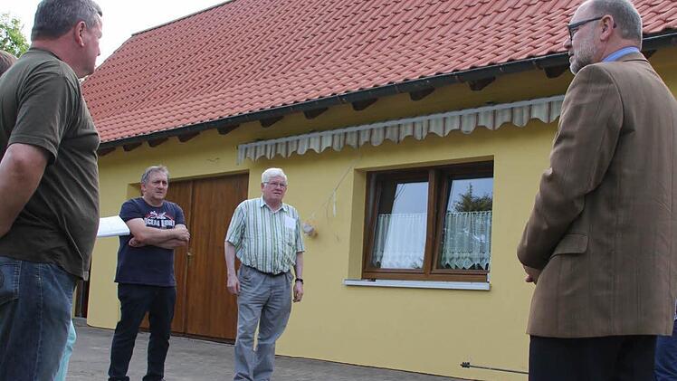 Die Fassade wurde komplett gedämmt und gestrichen.