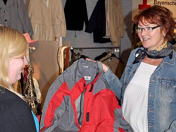 Christiane Werner (rechts) kauft gerne im Rotkreuzladen ein und lässt sich gerne von Lisa Berninger (links) beraten.  Foto: BRK
