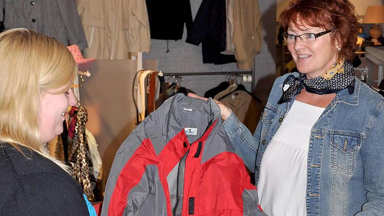 Christiane Werner (rechts) kauft gerne im Rotkreuzladen ein und lässt sich gerne von Lisa Berninger (links) beraten.  Foto: BRK