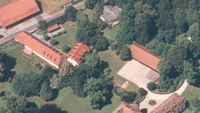 Im Roßbacher Schloss (hier ein Luftbild) verbrachte Karl von Thüngen einen Teil seiner Jugend, im Dorf war er auch wegen seiner bürgerlichen Mutter sehr beliebt.